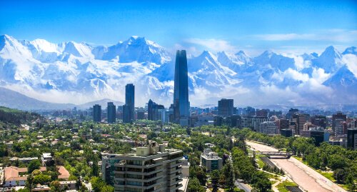 Santiago de Chile - la capital de Chile con el edificio Gran Torre y los Andes nevados
