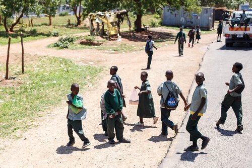 Escolares de Zambia por SamDCruz / shutterstock.com